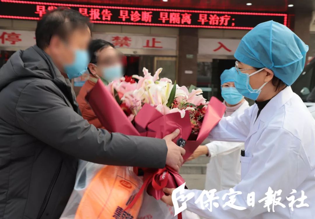 市人民医院医务人员向出院者献花.刘月明摄