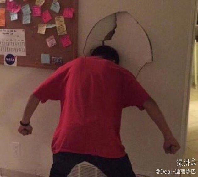 照片中,一男子头撞墙,墙被撞裂开,似乎预示着迪丽热巴每日闲得撞墙度