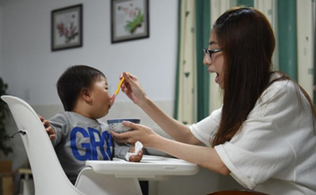 原创这四种坑娃式喂饭方法父母不要有不然容易损伤孩子的脾胃