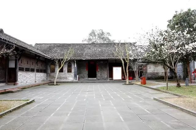 势偏高的刘墩子旁,始建于清道光初年,是一座传统的民居三进四合院,坐