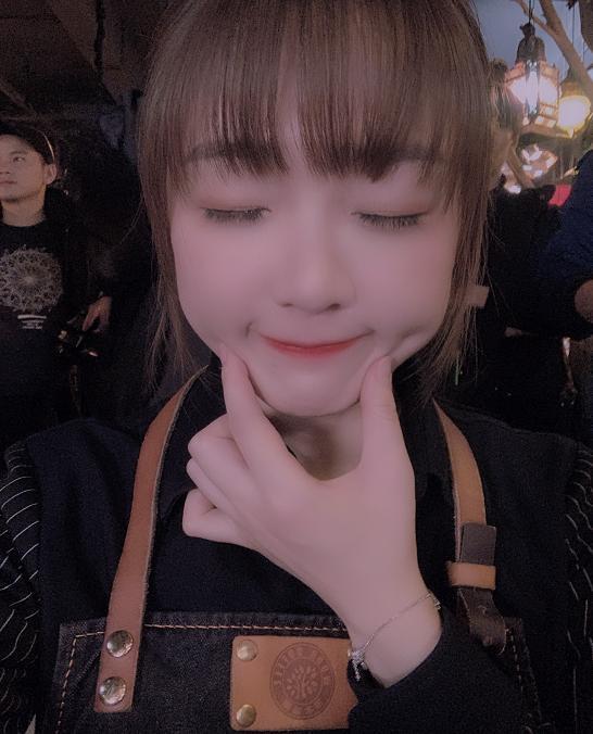 小花如今颜值爆表,长大后衣品一言难尽,自拍开10级美颜_齐如意