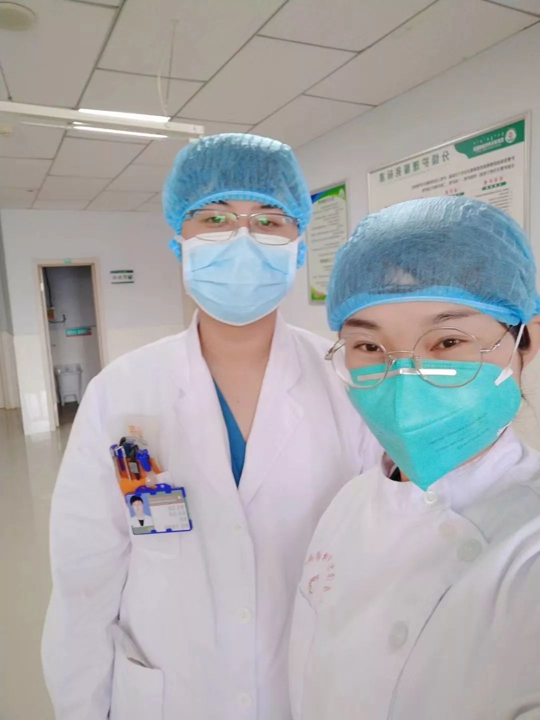 我叫吕鑫,是巴彦淖尔市医院传染病院区的一名医生,我的爱人王天利是市