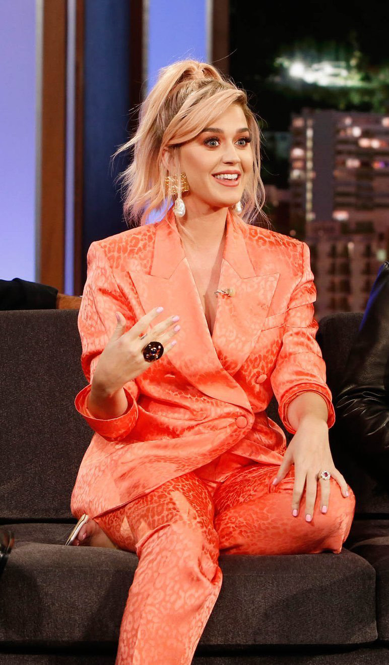 原创水果姐橘红西装造型干练无名指鸽子蛋晃眼高跟鞋盘腿坐姿随性