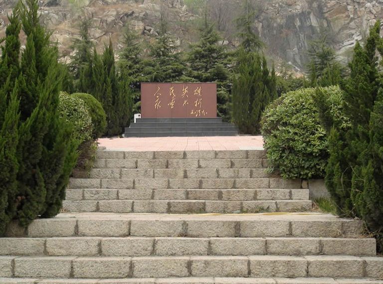 革命烈士陵园怀远县革命烈士陵园建成于2002年8月,坐落在荆山公墓境内