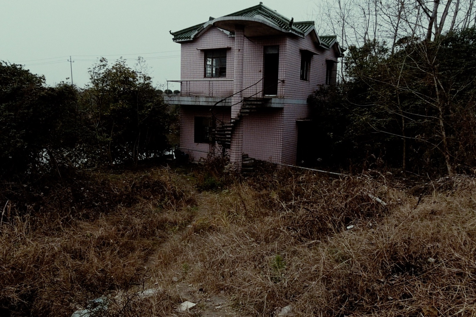 老愚房车环游途中发现一座废弃的别墅这么好的房子为啥废弃了
