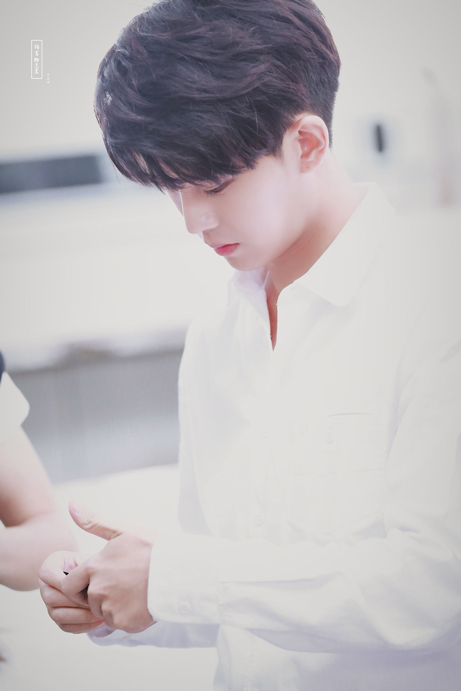 翩翩白衣公子任嘉伦 衬衫控马不停蹄赶来