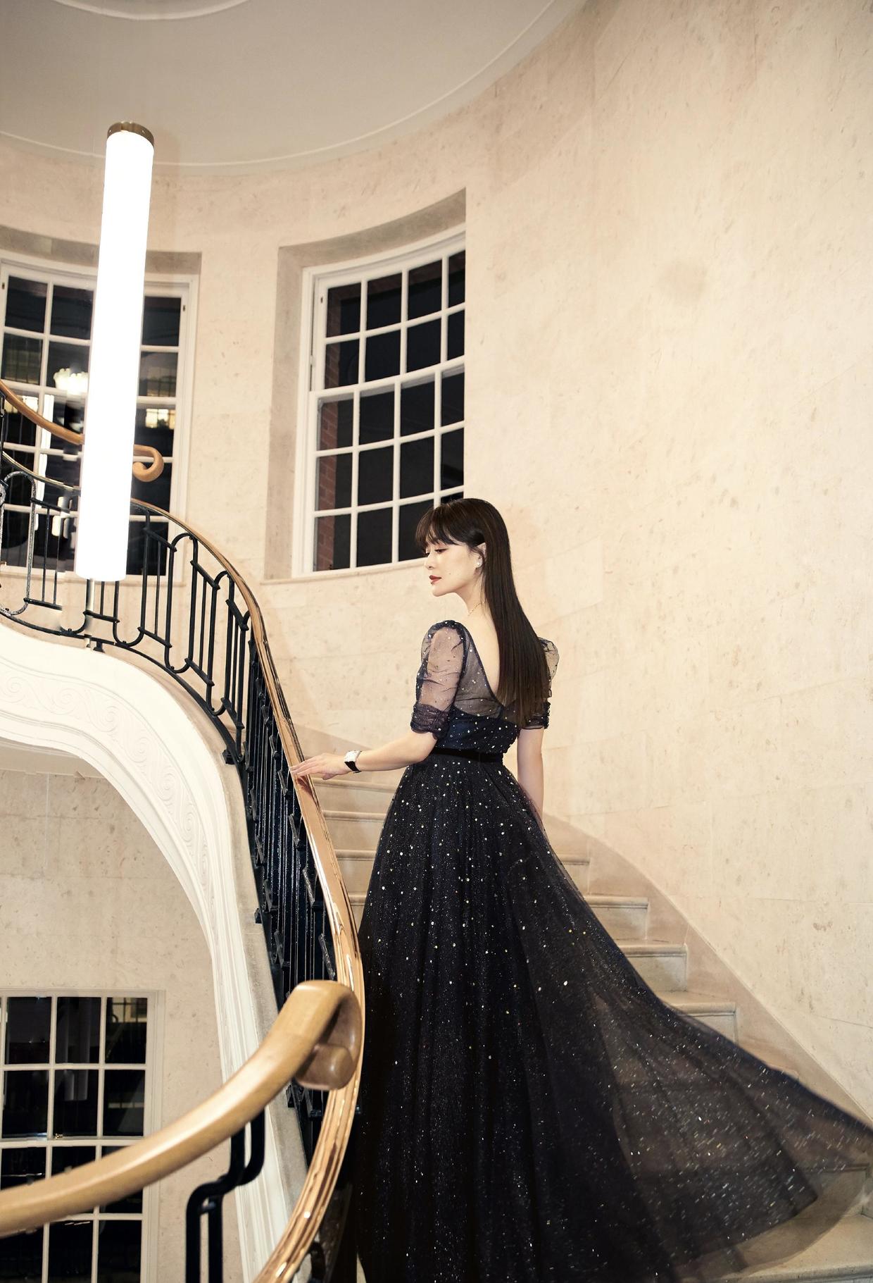 原创44岁的田海蓉气质开挂身穿丝绒面料西服套装高贵优雅减龄时髦