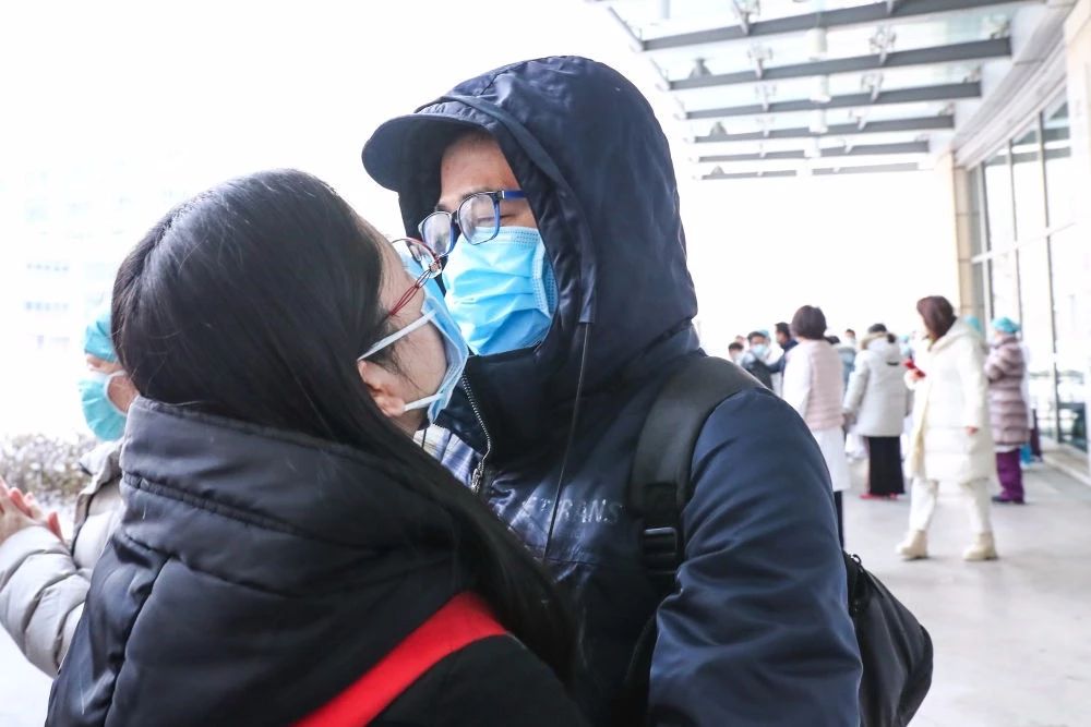 战疫情人节疫情结束我还留着长发举行婚礼