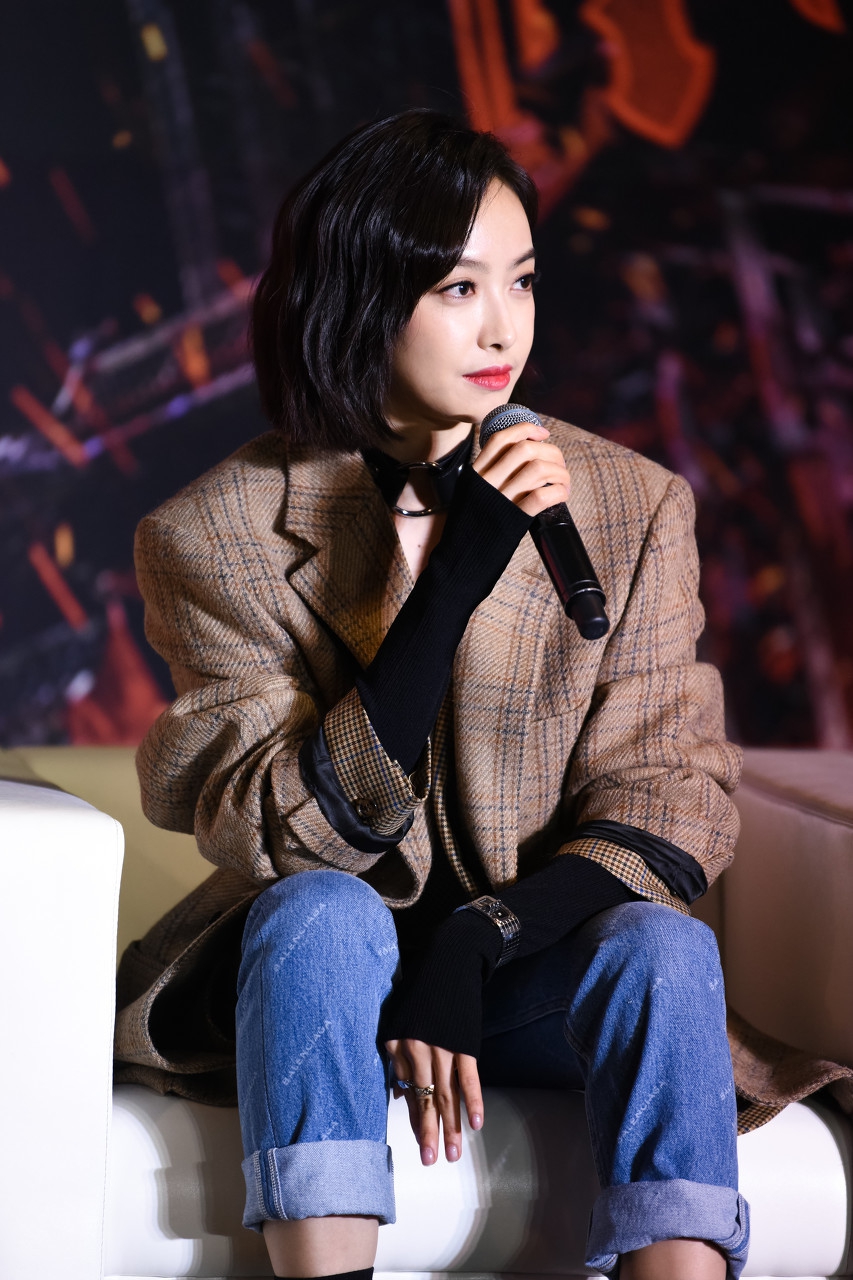 宋茜穿着oversized风格的西装,没想到竟然这么好看