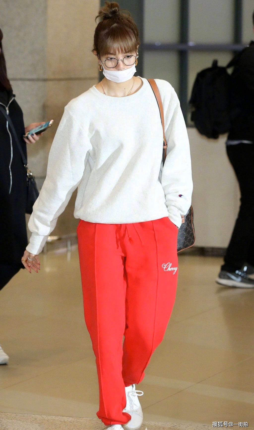 原创南韩小甜豆lisa晒新照最新发色撞脸动漫人物网友真女神