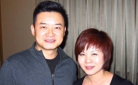 41岁主持人李佳明生活照,与妻子18岁相恋,女儿已13岁!