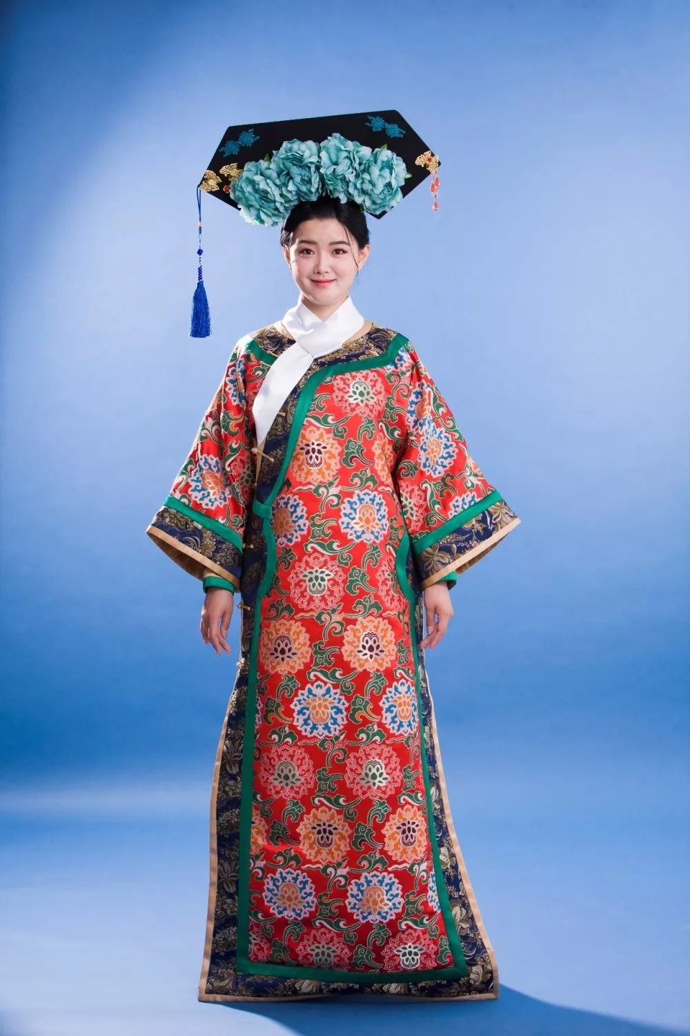 身为省级非物质文化遗产满族服饰制作技艺第四代传承人的贾淑娟是