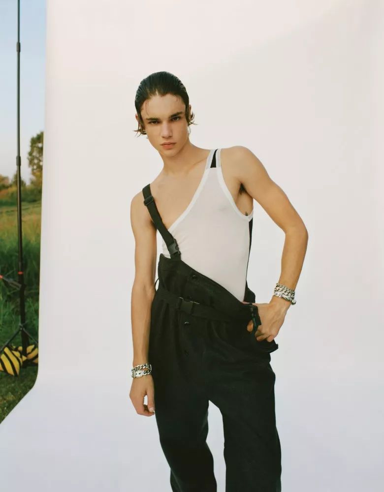 今年十八岁的fernando lindez是西班牙新生代模特,标准00后.