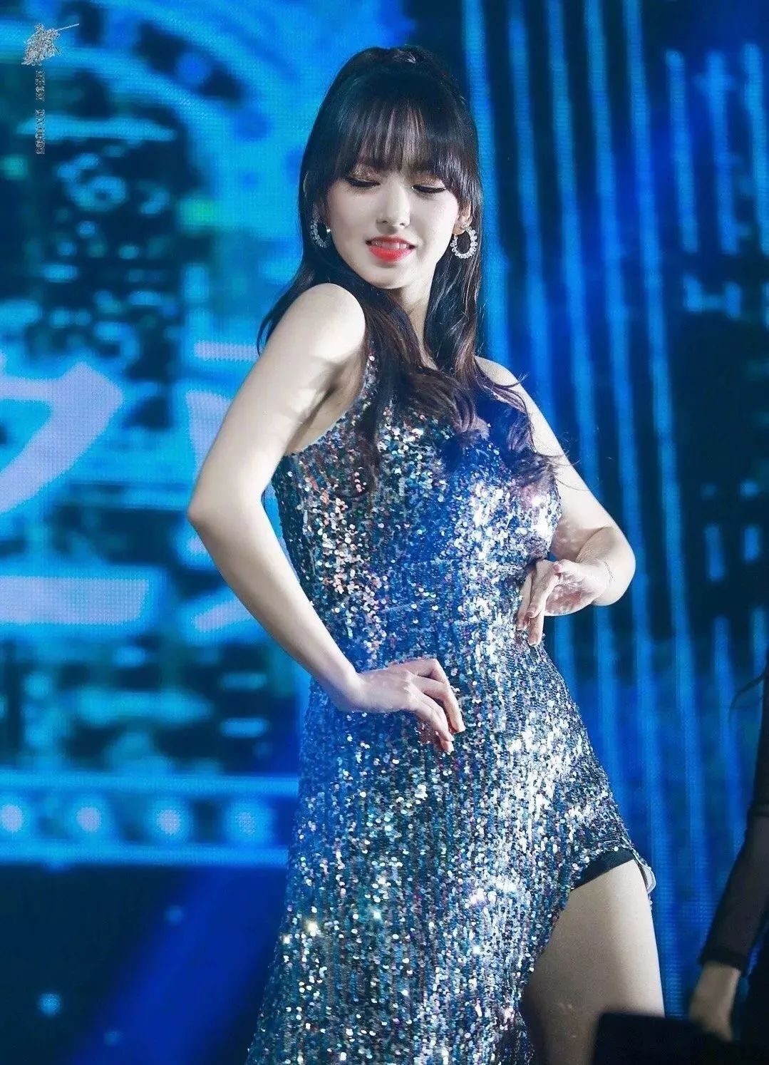 程潇的好身材大家也是晓得的,银色紧身亮片裙一上身让人移不开眼,这