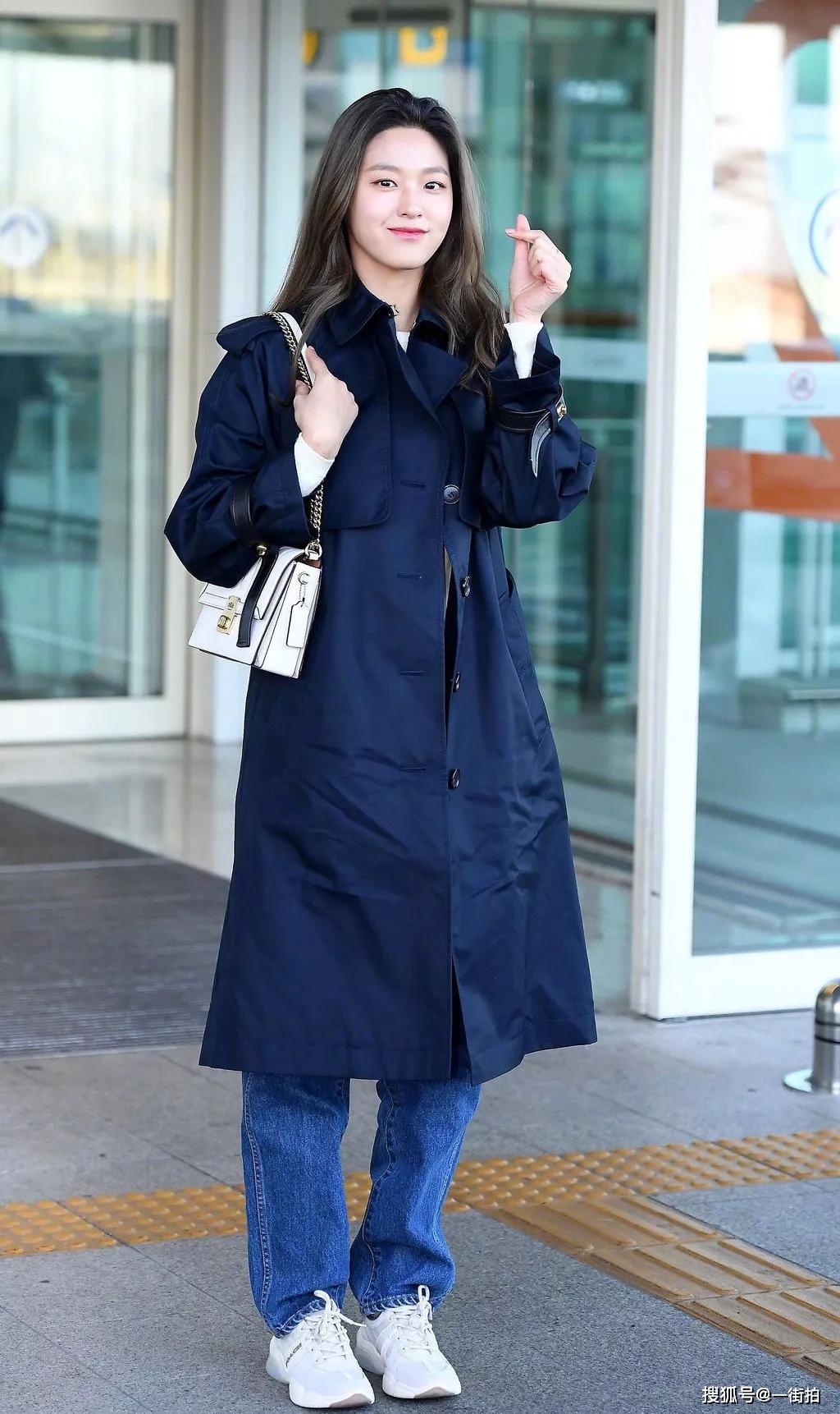 女团顶级身材雪炫现身街头蓝色皮衣太惹眼不愧完美9头身