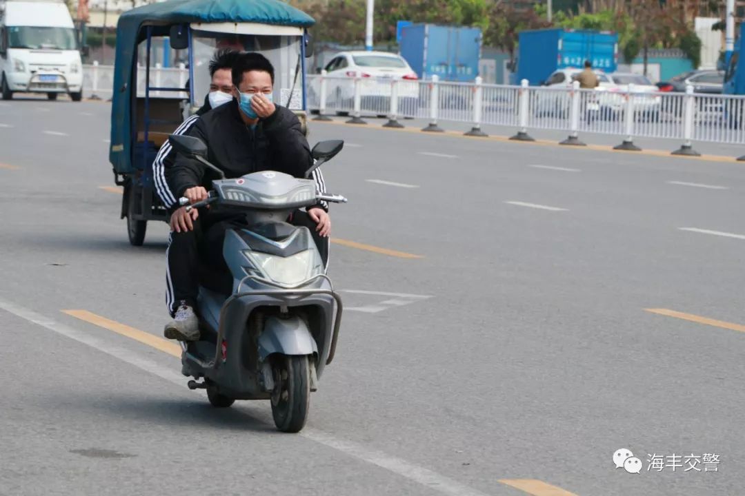 海丰这些人驾驶摩托车戴口罩不戴头盔被曝光