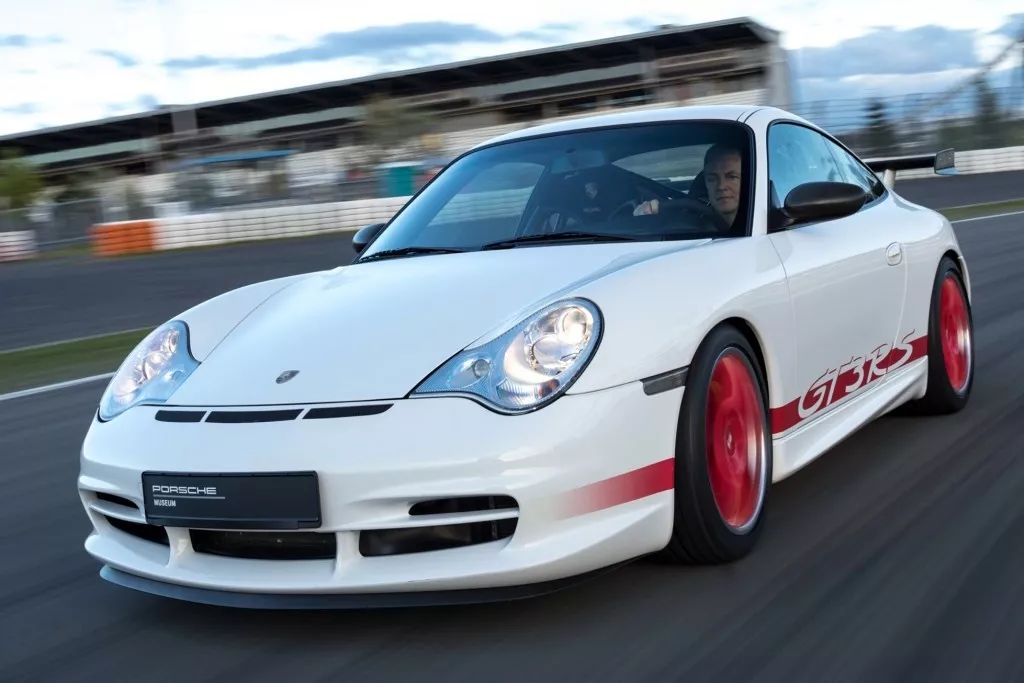 這次測評的996是當時民用自吸911的最強型號gt3 rs,3.