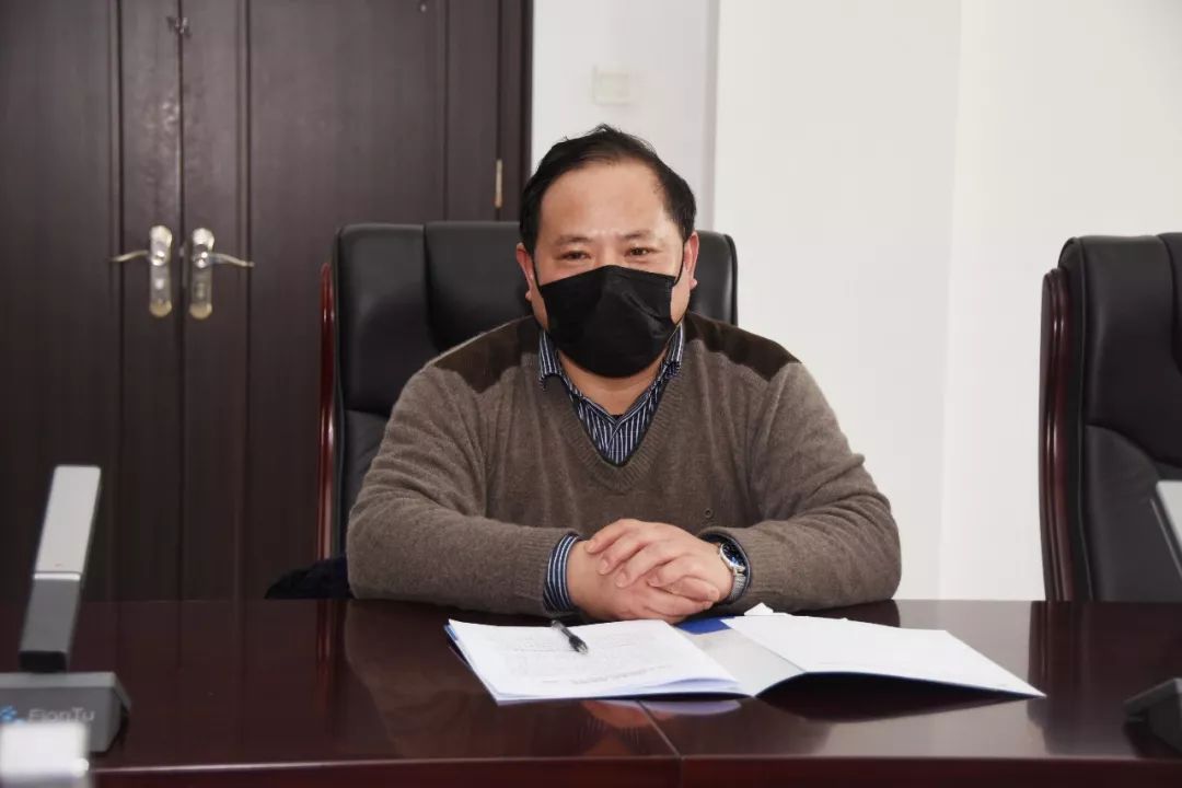 会上,矿党委书记张建华说,疫情发生以来,矿党委班子紧紧围绕"疫情零