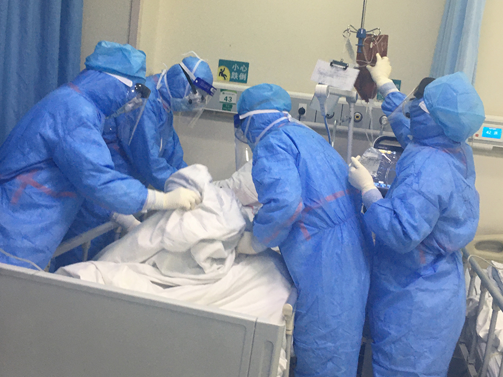 战疫者|武汉协和医院的一场"生死抢救":这里没有放弃二字