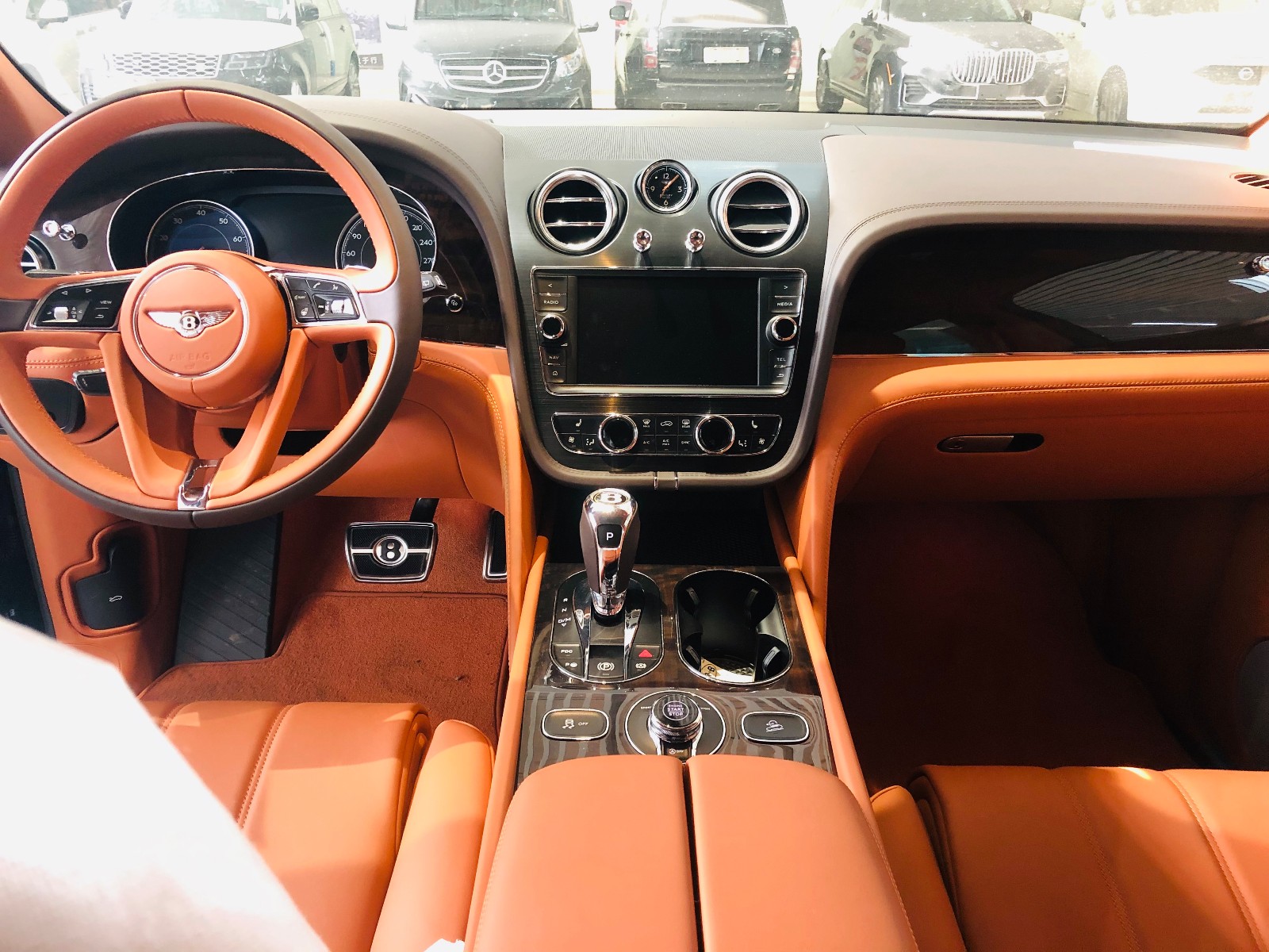 19款宾利添越外观大气沉稳内饰奢华