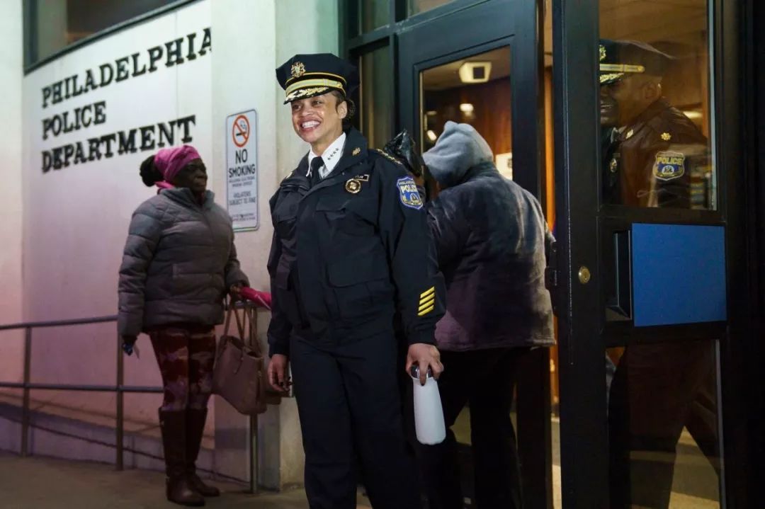 费城新警长坐镇第一周首条号令从解放女警员指甲开始