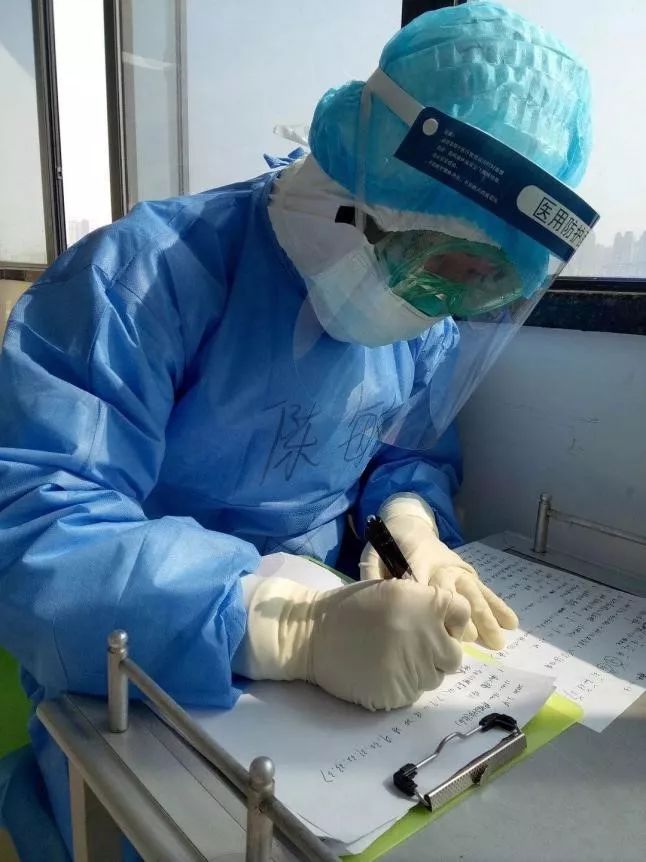 陈敏护士在武汉前线第四临床医学院(枣庄医院)心脑病科医生刘攀和针灸