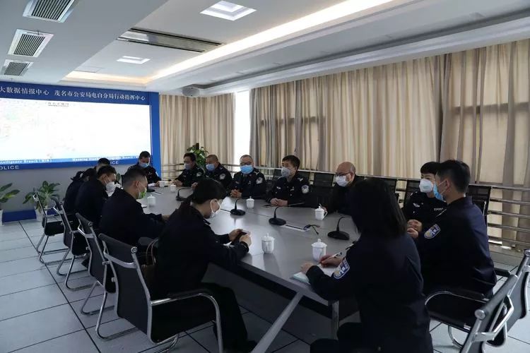 战时慰问情暖警心龙木兴同志带队慰问防疫一线执勤人员