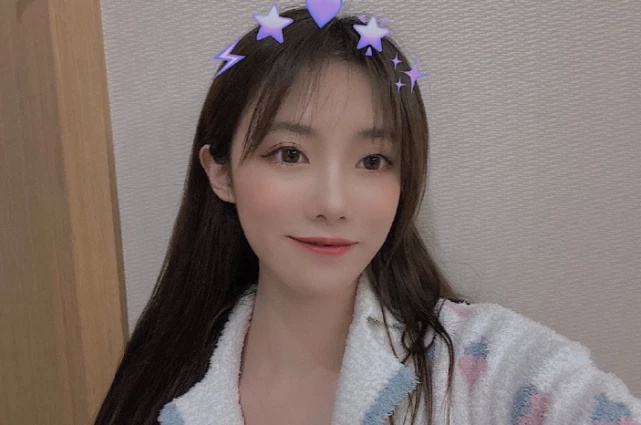 小钰晒最新甜美照 在峡谷过情人节 rookie直男式秀恩爱