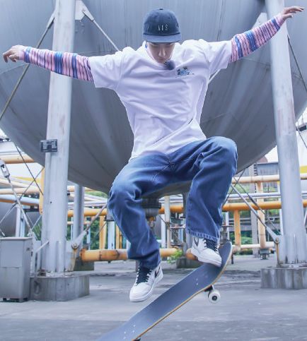 王一博滑板玩嗨了,拍照时脸上热到"脱妆",这颜值谁能扛得住?