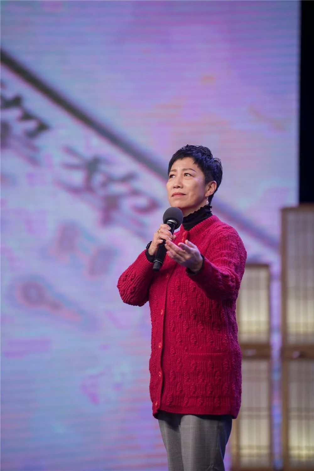 来自音乐广播的dj王然,王野带来了痖弦先生的作品《红玉米》,也唱起了