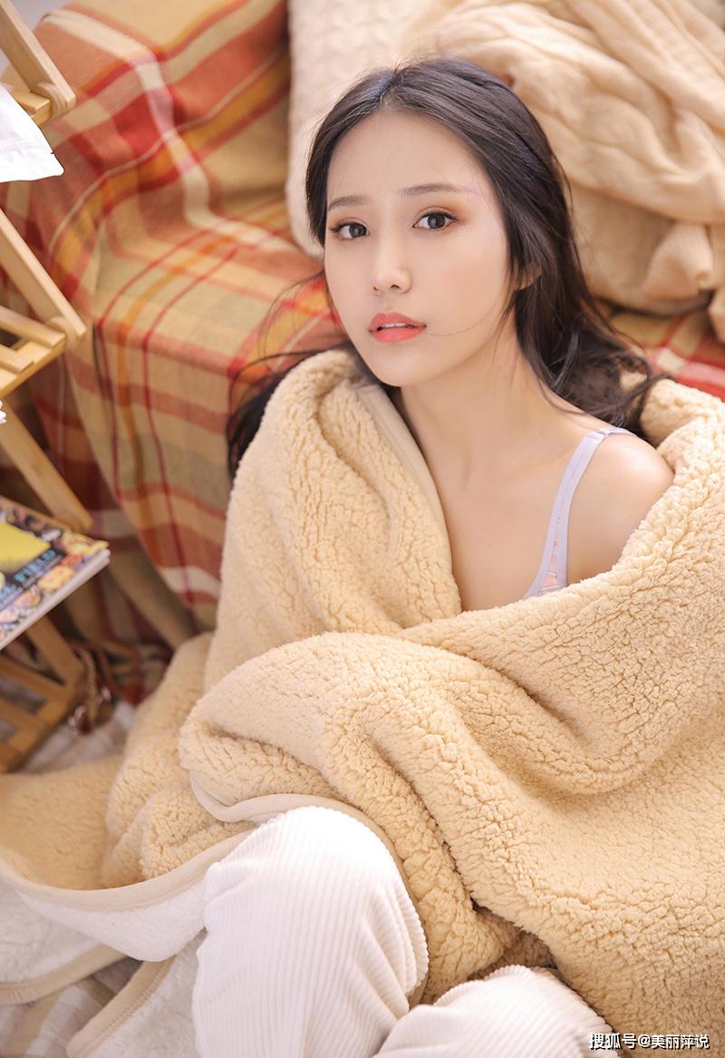 美女街拍:小姐姐穿背心,露出白嫩肌肤,在家自拍