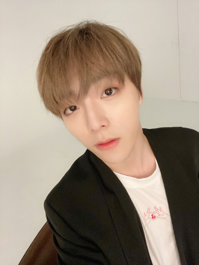 ▼农农自拍三宫格福利已送达,比心祝你平安健康,为了下次相遇,请照顾