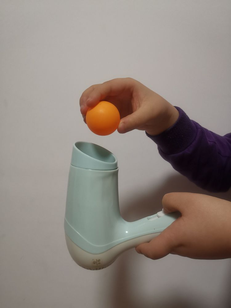 的实验,也要在家长身边做哦)实验步骤:实验材料:吹风机,乒乓球实验二