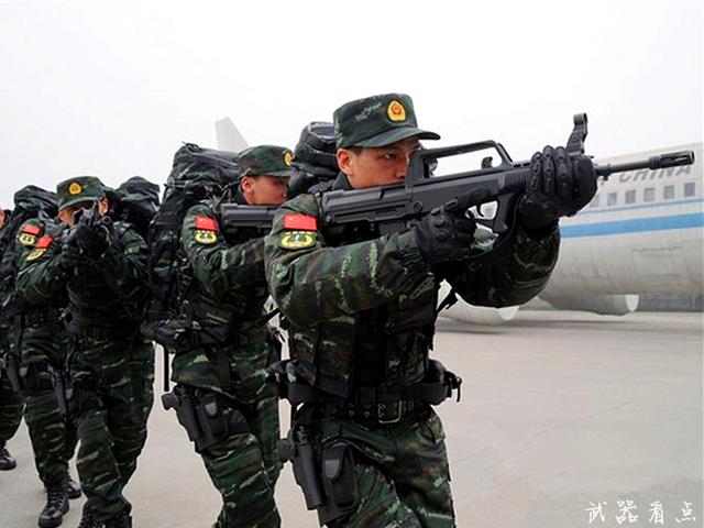 1/ 12 国产新型特战阻燃服:在2012年初,我国为武警特战队部队研制了