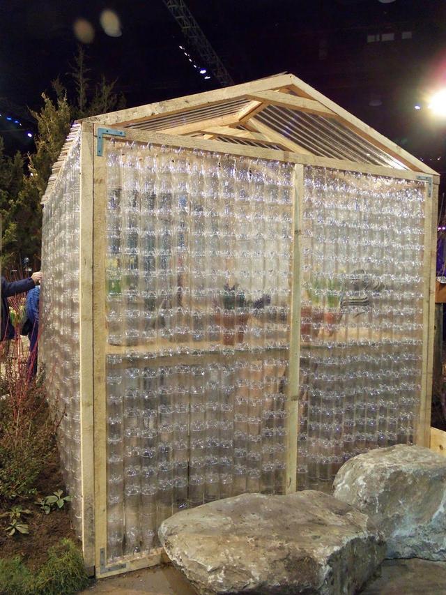闲着在后院盖房子,400个塑料瓶用木棍串一串,当阳光房足够漂亮_瓶子
