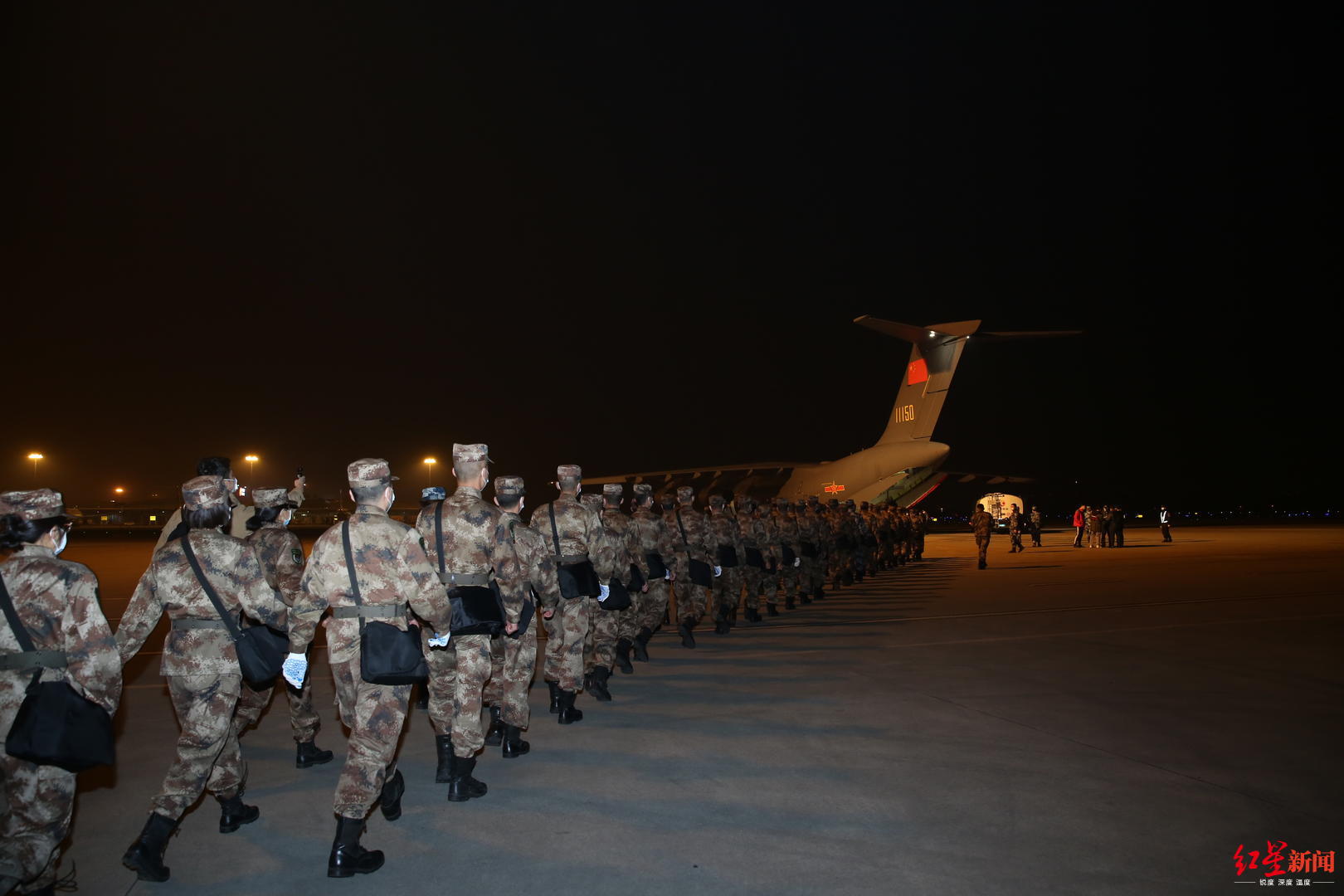 鲲鹏起飞新一批军队支援湖北医疗队从成都火速驰援武汉