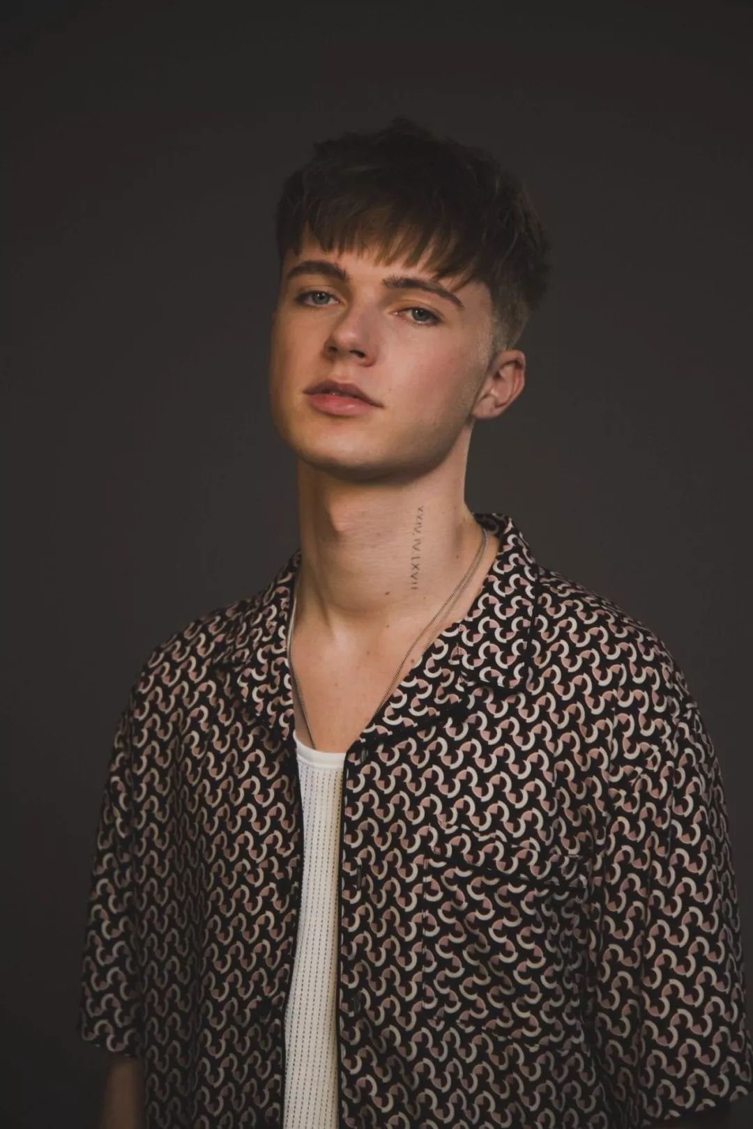 歌曲由earwulf (zara larsson, charli xcx)操刀制作,hrvy与tom mann