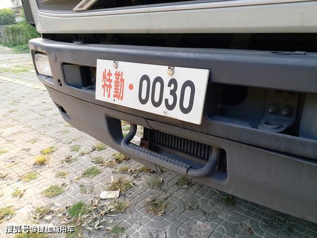 银行押运钦点品牌,标配防弹玻璃,即将退役的沃尔沃fl250卡车实拍