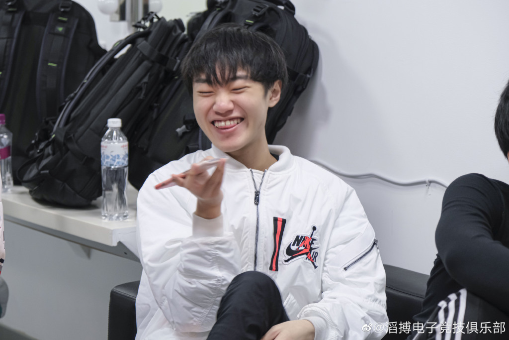 英雄联盟:上分如喝水,黄金左手登顶国服第一,找他双排的人又多了!