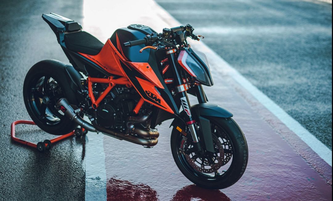 外媒试驾新款ktm 1290sdr,完全就是去掉车壳的"超跑"