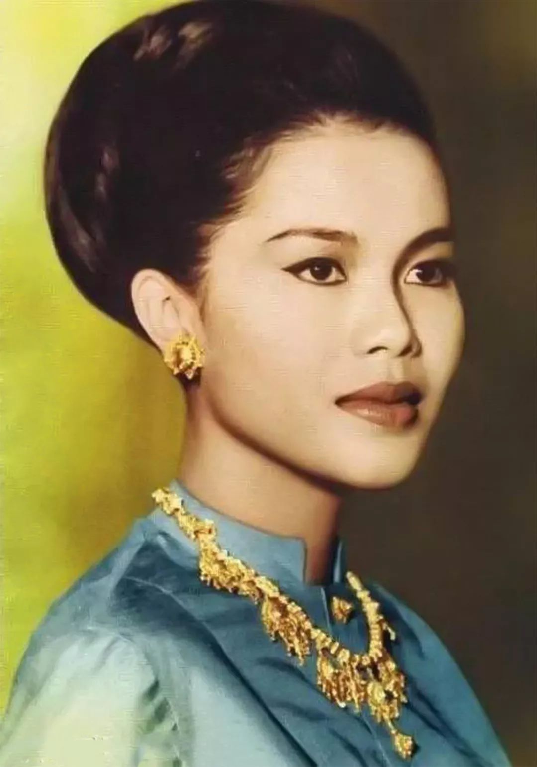 诗丽吉傲慢一生因为出轨第一次给普密蓬下跪陪笑脸献鲜花