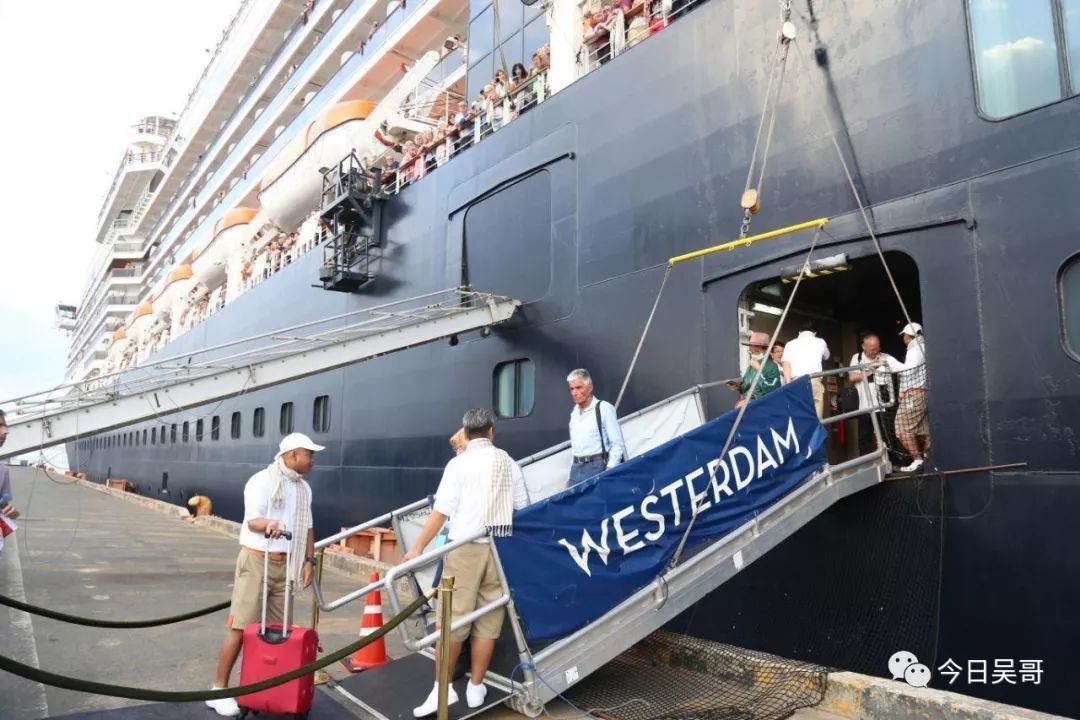西港邮轮所有乘客下船前往西港市区游玩