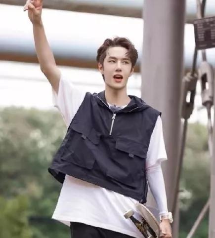 王一博滑板玩嗨了,拍照时脸上热到"脱妆",这颜值谁能扛得住?