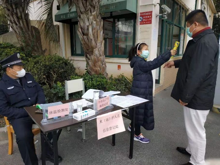 我的疫情故事⑦:发口罩量体温,我和妈妈做社区志愿者_登记