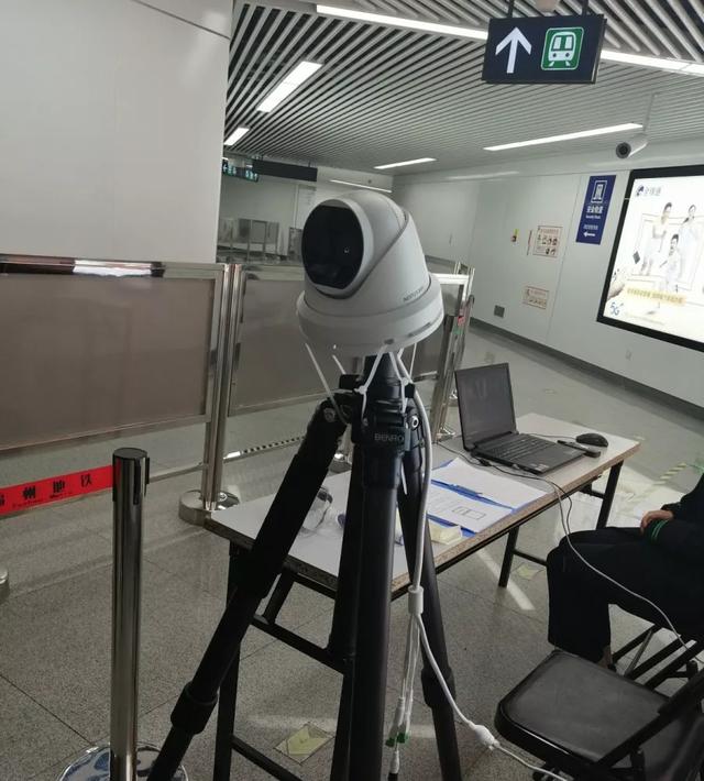 地铁,为了提升疫情防控水平保证返程复工客流高峰下乘客进站体温监测