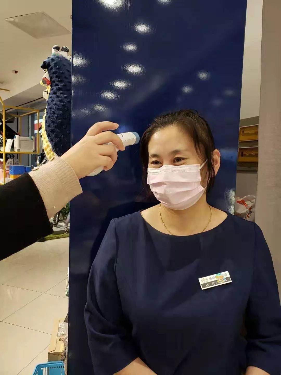 配戴口罩隔绝病菌线上扫码为您开通购物渠道,线下消毒为您搭建放心