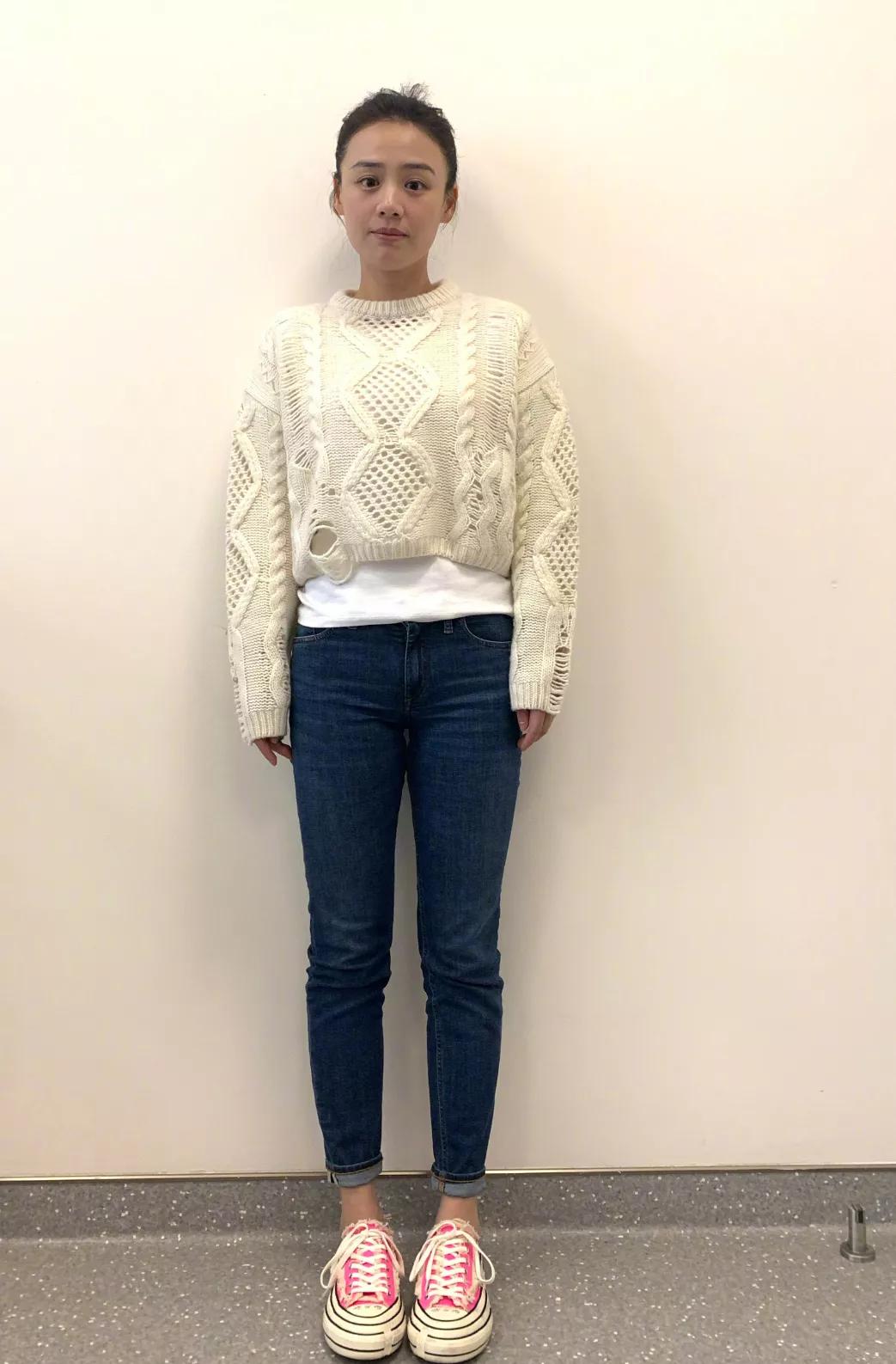 马思纯踩着牙签鞋拍照脚趾都在用力的样子让人忍不住直呼疼