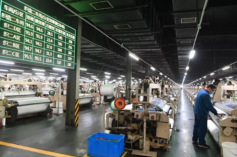 记者通过相关程序,进入恒力集团的博雅达纺织织造车间,看到车间墙上的