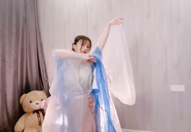 古阿扎情人节晒古典舞 网友评论这是运营给资源了吗_舞蹈