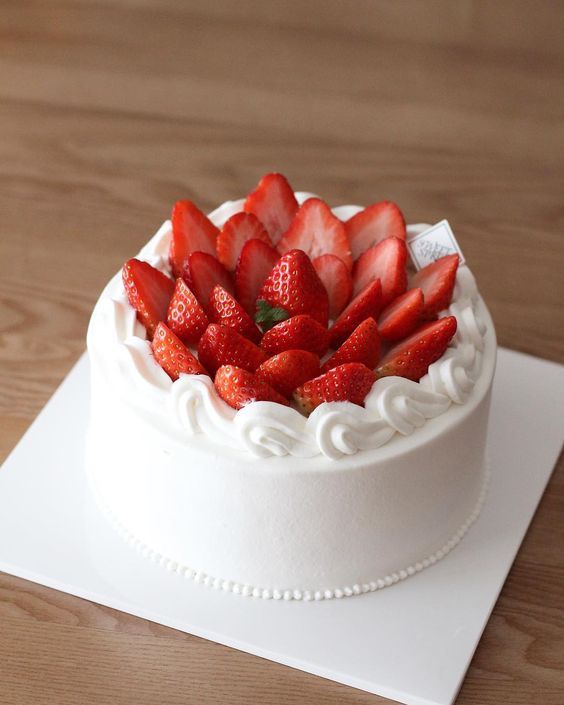用草莓这样装饰蛋糕绝对惊艳!_奶油
